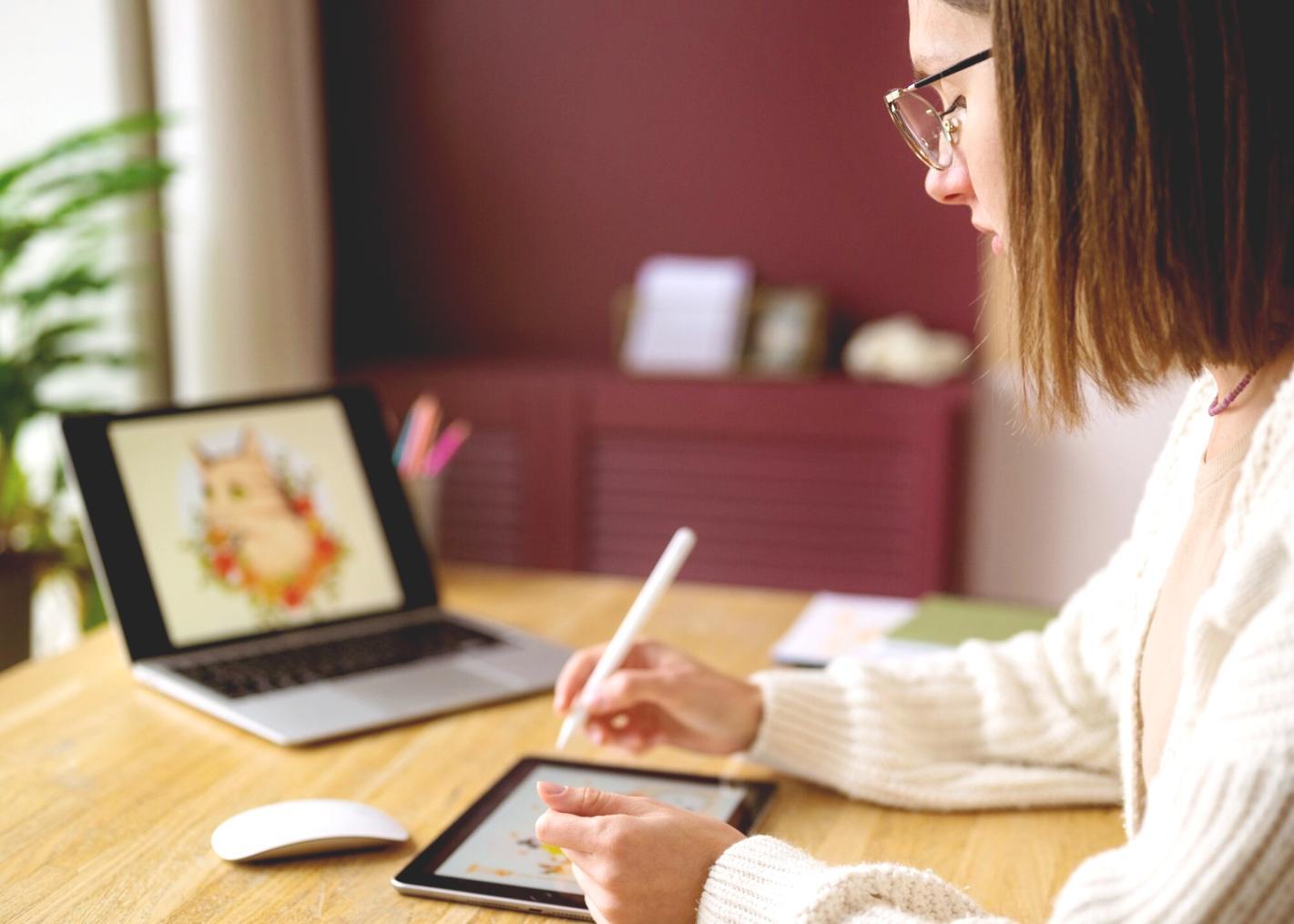 Peserta sedang mempelajari strategi investasi modal kecil dengan pendekatan praktis menggunakan studi kasus nyata