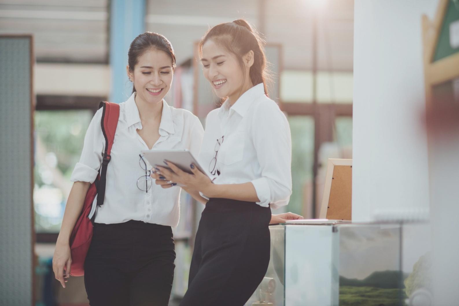 Tim profesional sedang berdiskusi tentang strategi keuangan